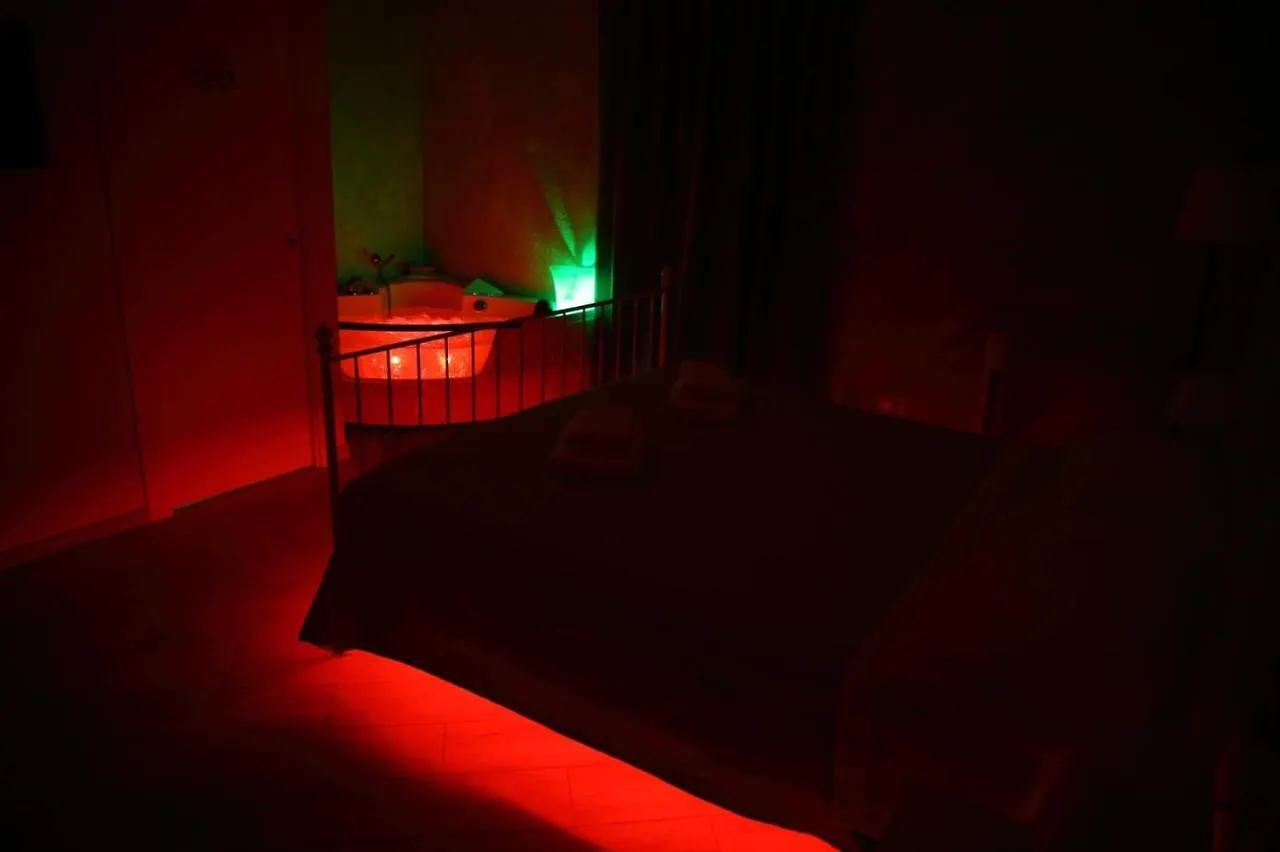 Oasis Hostel Apartment-Open Minded Libertine Naturists Age 18-36 contacts